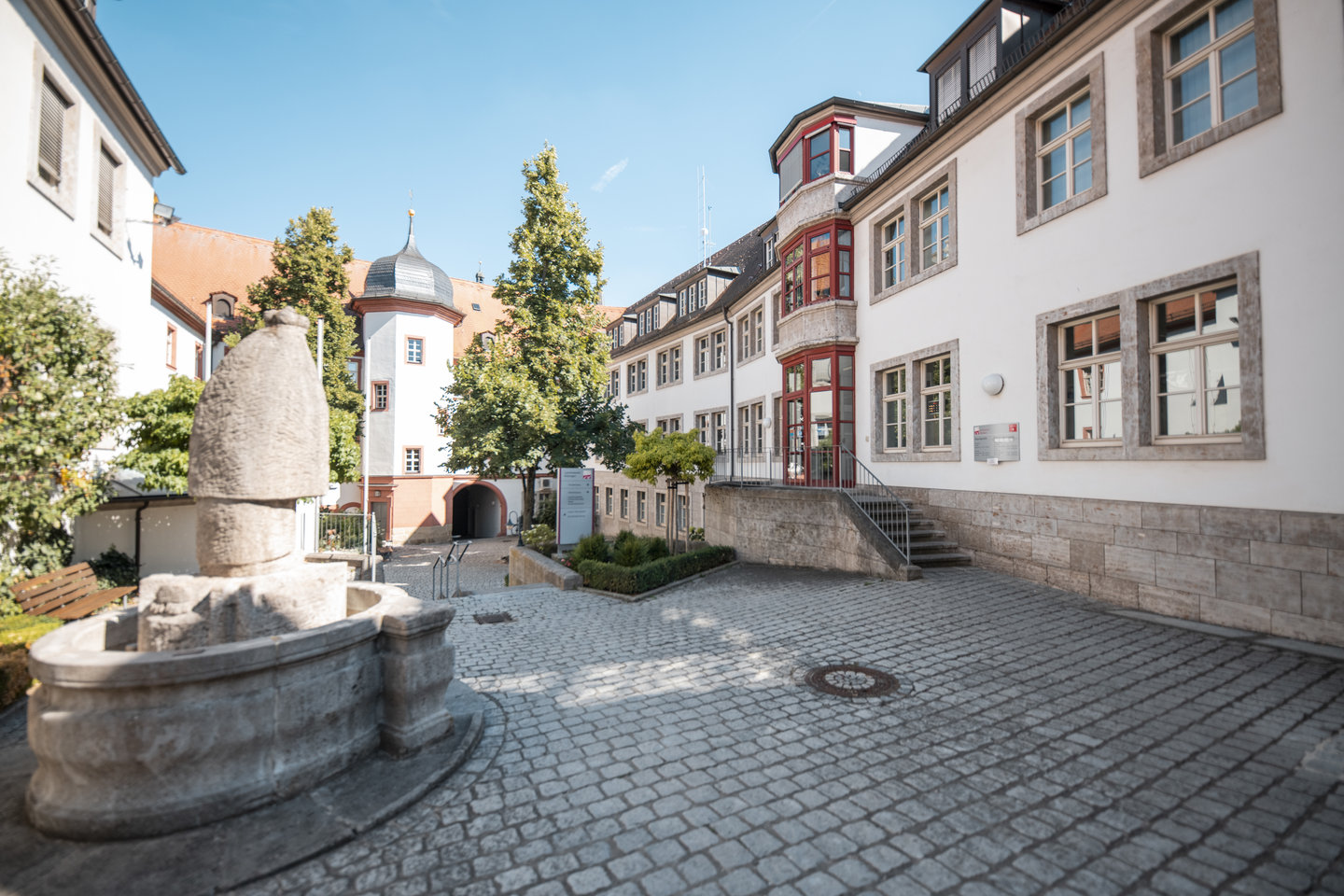 Innenhof des historischen Landratsamtgebäudes mit Brunnen