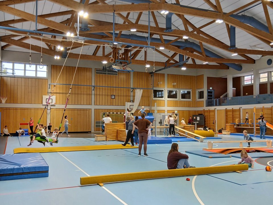 Kinder in der Türnhalle