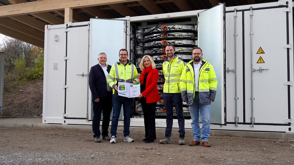 Landrätin Tamara Bischof und eine Delegation bei der Einweihung eines neuen Container-Energiespeichers