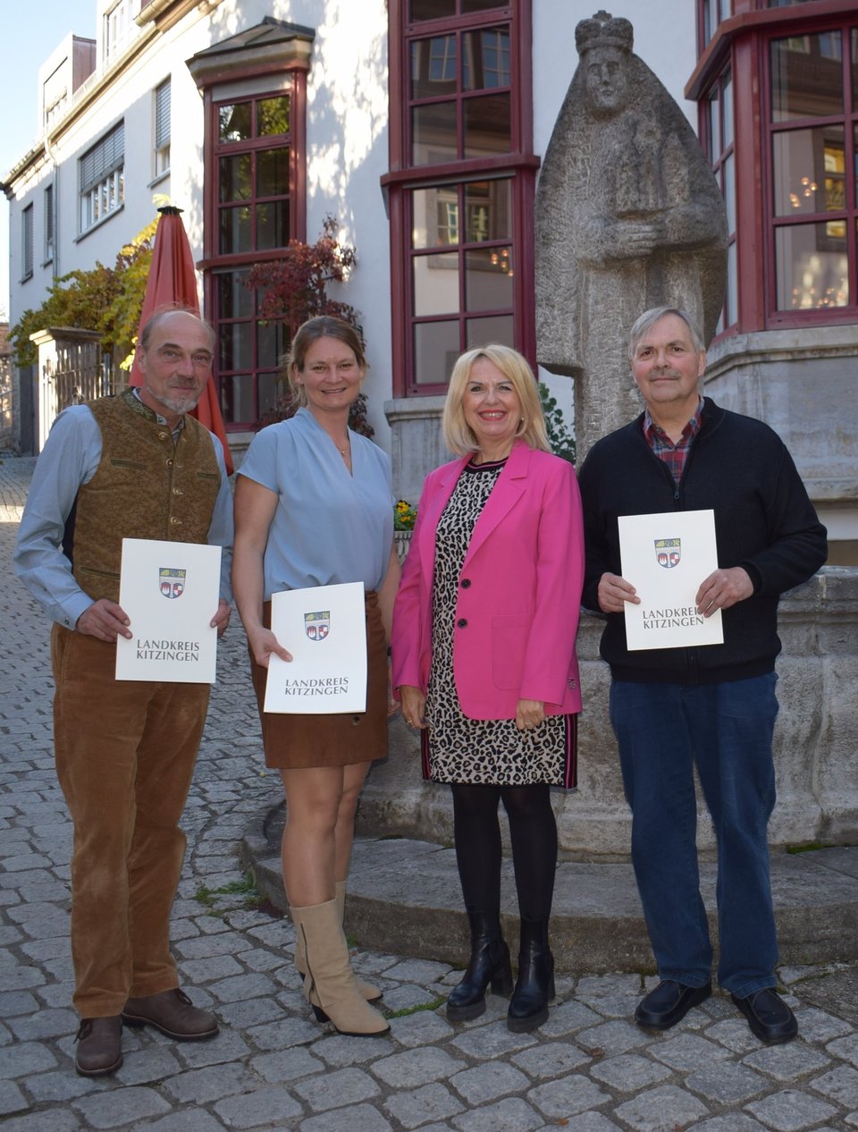 Landrätin Tamar Bischoff mit den Trägern des Umweltpreises 2026