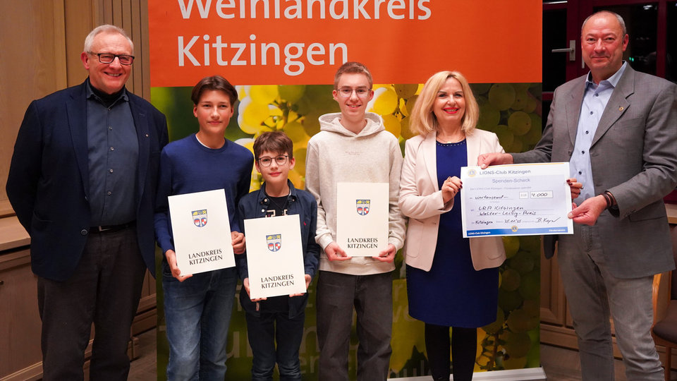 bergabe eines Spendenschecks durch den Lions Club an die jungen Preisträger des Jugendliteraturpreises mit Landrätin Tamara Bischof